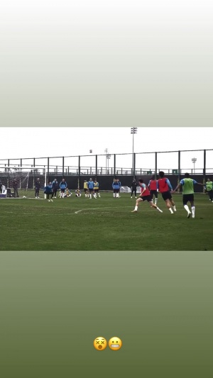 這準頭還可以吧？申花新援米內羅訓練中打入精彩兜射