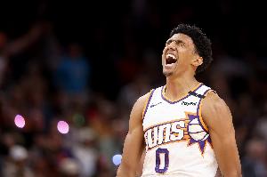 布克：鄧恩每個(gè)方面都進(jìn)步了 他每晚都會(huì)防守對(duì)手最好的球員