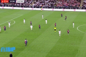 姆巴佩無(wú)球狀態(tài)坐在地上，隊(duì)醫(yī)進(jìn)場(chǎng)為他進(jìn)行治療