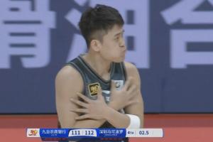 一箭穿心！姜偉澤關(guān)鍵3+1大心臟三分反超 做特雷-楊招牌動作慶祝