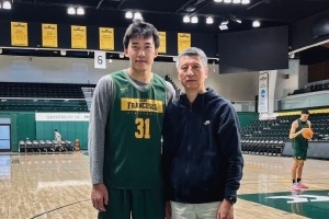 中國(guó)男籃主帥郭士強(qiáng)現(xiàn)場(chǎng)觀看王俊杰比賽 賽后兩人合影留念???