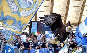 馴鷹師接受假體植入手術(shù)！拉齊奧宣布解約&未來主場沒有老鷹表演