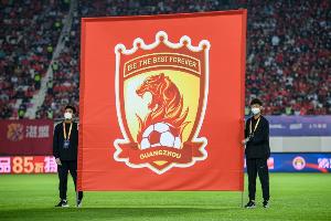 記者：省港杯賽前，有廣州球迷用粵語(yǔ)集體高喊“還我廣州隊(duì)”