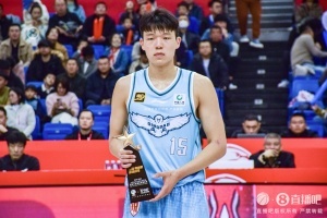 青島隊(duì)記：在19歲的年紀(jì) 楊瀚森已成長為CBA聯(lián)盟頂尖的大個(gè)子球員
