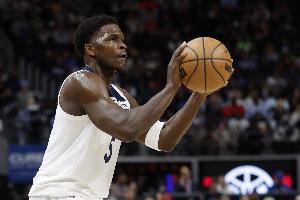 芬奇：華子快攻轉(zhuǎn)換時(shí)能傳出漂亮的轉(zhuǎn)移球 但他要堅(jiān)決攻筐