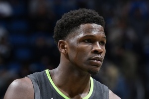 又被針對(duì)了??愛(ài)德華茲半場(chǎng)13中4拿12分&有4失誤 次節(jié)回暖砍10分