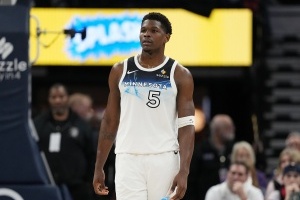 不在線！愛(ài)德華茲首節(jié)5投1中僅得到2分 正負(fù)值低至-19