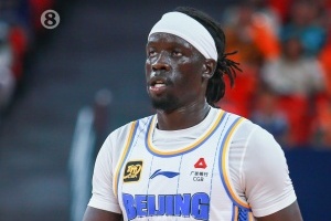 北京需引入第四外援 周琦2次請纓參賽 但球隊為保護他未讓他出場