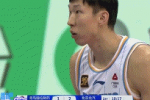 有點(diǎn)離譜啊！周琦罰球三不沾 楊瀚森笑了