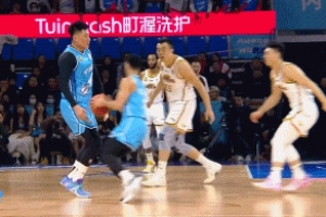 不好辦了呀！鄢手騏連續(xù)對霍華德犯規(guī)被換下 遼寧末節(jié)3分鐘已犯滿