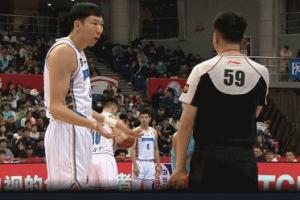 周琦被驅(qū)逐！情緒激動(dòng)要找59號(hào)裁判對(duì)線 被另一名裁判抱?。? >
                                        </div>
                                    </div>
                                    <div   id=