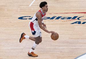 苦苦支撐！普爾首節(jié)8中4獨(dú)得9分 正負(fù)值-12