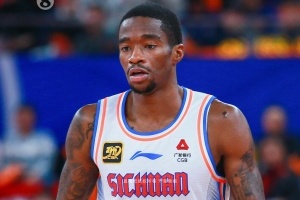 得分幾乎占全隊(duì)一半！薩姆納半場(chǎng)14中8砍23分3助 全隊(duì)47分