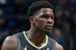 瘋狂打鐵！愛德華茲半節(jié)時間6中0&三分3中0 一分未得僅有2籃板