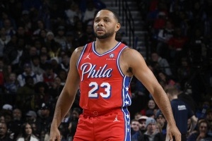 戈登：很難找到一個(gè)人去頂替恩比德 但處理傷病也是比賽的一部分