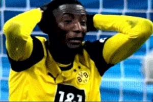 多特遭爭(zhēng)議判罰！全隊(duì)4次禁區(qū)倒地主裁+VAR均無(wú)視 吉拉西欲哭無(wú)淚