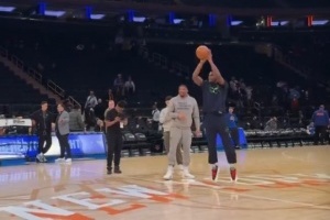 愛德華茲標(biāo)準(zhǔn)投籃姿勢投進(jìn)中場超遠(yuǎn)三分 然后跳舞慶祝??