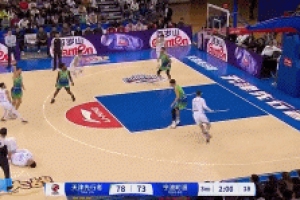 疑似擊中要害！谷澤浴防守時(shí)打到常林 裁判回看后吹罰違體犯規(guī)