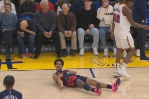 絕不手軟！普爾面對維金斯強(qiáng)硬打進(jìn)3+1 躺地吐舌慶祝