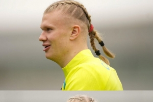 新合同新形象！哈蘭德社媒曬雙馬尾麻花辮發(fā)型