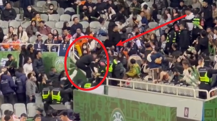??廣東同曦賽后有球迷幾乎要翻越護(hù)欄與人干架 隨后被保安勸下