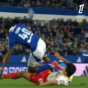 ??城迷覺著咋樣？曼城官宣4000萬中衛(wèi)胡桑諾夫，法甲曬防守集錦