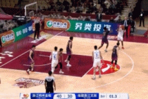 時(shí)間剛剛好！路易斯-金面對(duì)防守連續(xù)胯下運(yùn)球 強(qiáng)投三分壓哨命中