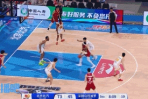 ??虧大了！周琦被湯普森封蓋嘴角出血&張才仁戰(zhàn)術(shù)犯規(guī)被吹違體