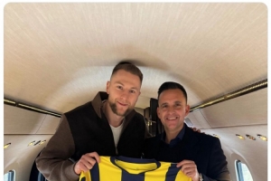 費內(nèi)巴切官方曬什克手持球衣照：他將前往伊斯坦布爾進行談判