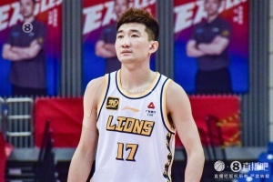 對(duì)孫銘徽沒能入選國家隊(duì)感到意外 他和徐杰是狀態(tài)最好的兩個(gè)后衛(wèi)