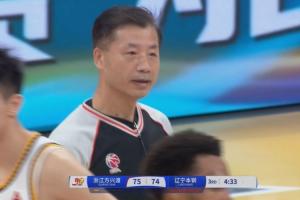 付豪犯規(guī)后不滿裁判楊宏峰！沖其甩手還想找其對(duì)峙！吃到技犯