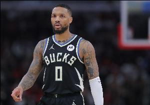 ??尬住！利拉德強(qiáng)搶大洛一個(gè)籃板成就三雙??官方又給他扣掉了