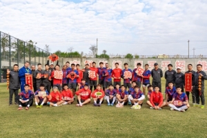 新援？梅州客家主帥里斯蒂奇曬球隊全家福，前國腳劉云現(xiàn)身其中