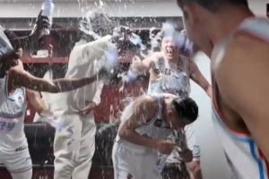 關(guān)鍵三分和搶斷！高詩(shī)巖在更衣室被隊(duì)友瘋狂灑水慶祝