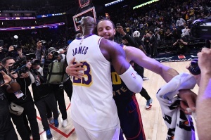 靜雨：勇士還想所作為須拿波姐換內(nèi)線 40歲老詹表現(xiàn)強(qiáng)于36歲庫里