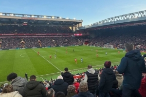 有望加盟？??阿賈克斯后衛(wèi)哈托現(xiàn)身安菲爾德，觀戰(zhàn)利物浦比賽