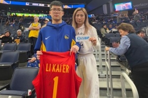球迷為看勇士比賽專程去美國旅游 李凱爾暖心送上簽名還合影