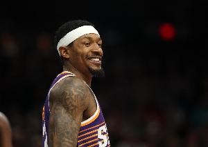 ??你們談你們的?名記：比爾對(duì)留在太陽感到很舒服