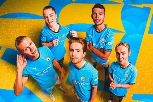 曼城俱樂部官方發(fā)布拜年海報(bào)：蛇年快樂！