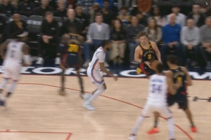 這一下挺疼！李凱爾和以賽亞-喬相撞倒地 肯里奇被吹罰犯規(guī)