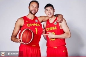 李凱爾曬和小崔合照：祝大家新的一年事業(yè)興旺/身體健康/心想事成