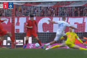 最后一道防線！諾伊爾出擊，霍爾特比攻門(mén)被金玟哉門(mén)線解圍