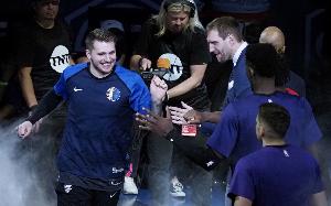 現(xiàn)在呢？庫班曾表示：會為東契奇立雕像 讓他和司機(jī)決定哪個(gè)更大