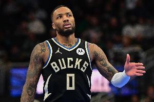 忘記戴表！利拉德半場(chǎng)7投僅1中拿到6分5助 三分5中1