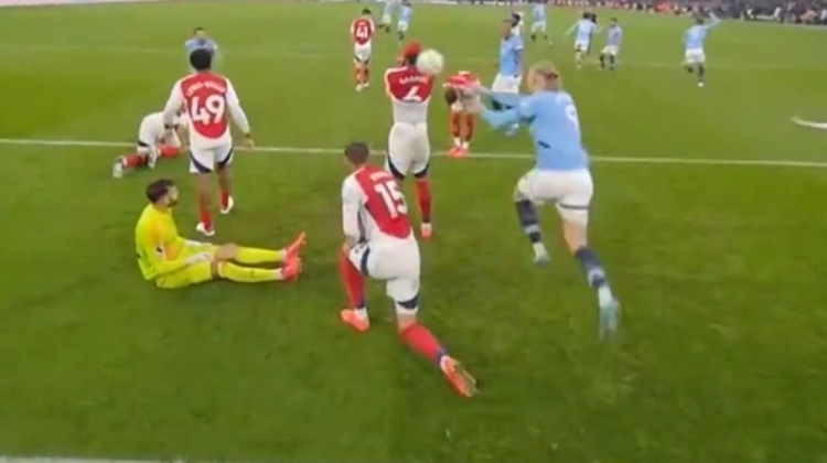 有仇必報(bào)??槍手閃擊后加布貼臉嘲諷哈蘭德，首回合被他用球砸頭