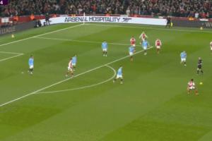 ??加布抓住哈蘭德球褲示意讓其撿鞋，哈蘭德想把他拉起來遭拒