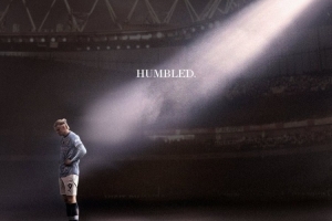 外媒BR特制海報(bào)：哈蘭德叉腰低頭站在酋長球場，字幕“已謙遜”