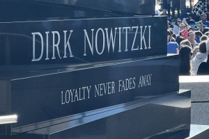 帕森斯：司機(jī)雕像上寫著忠誠永不褪色 但獨(dú)行俠管理層忠誠度為零