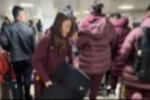 中國(guó)女足順利到達(dá)穆?tīng)栁鱽嗰v地酒店，備戰(zhàn)2月19日開(kāi)始的邀請(qǐng)賽