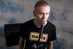 曼城推出Oasis聯(lián)名服飾：結(jié)合球員經(jīng)典時(shí)刻+綠洲樂隊(duì)歌曲